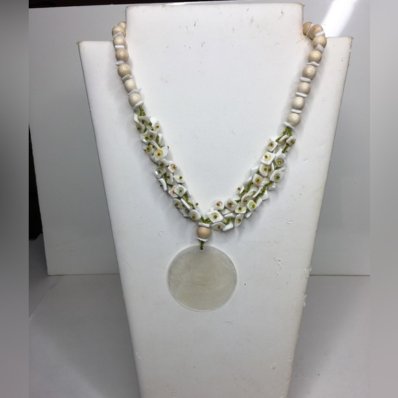 Shell Necklace - Picture 1 of 2